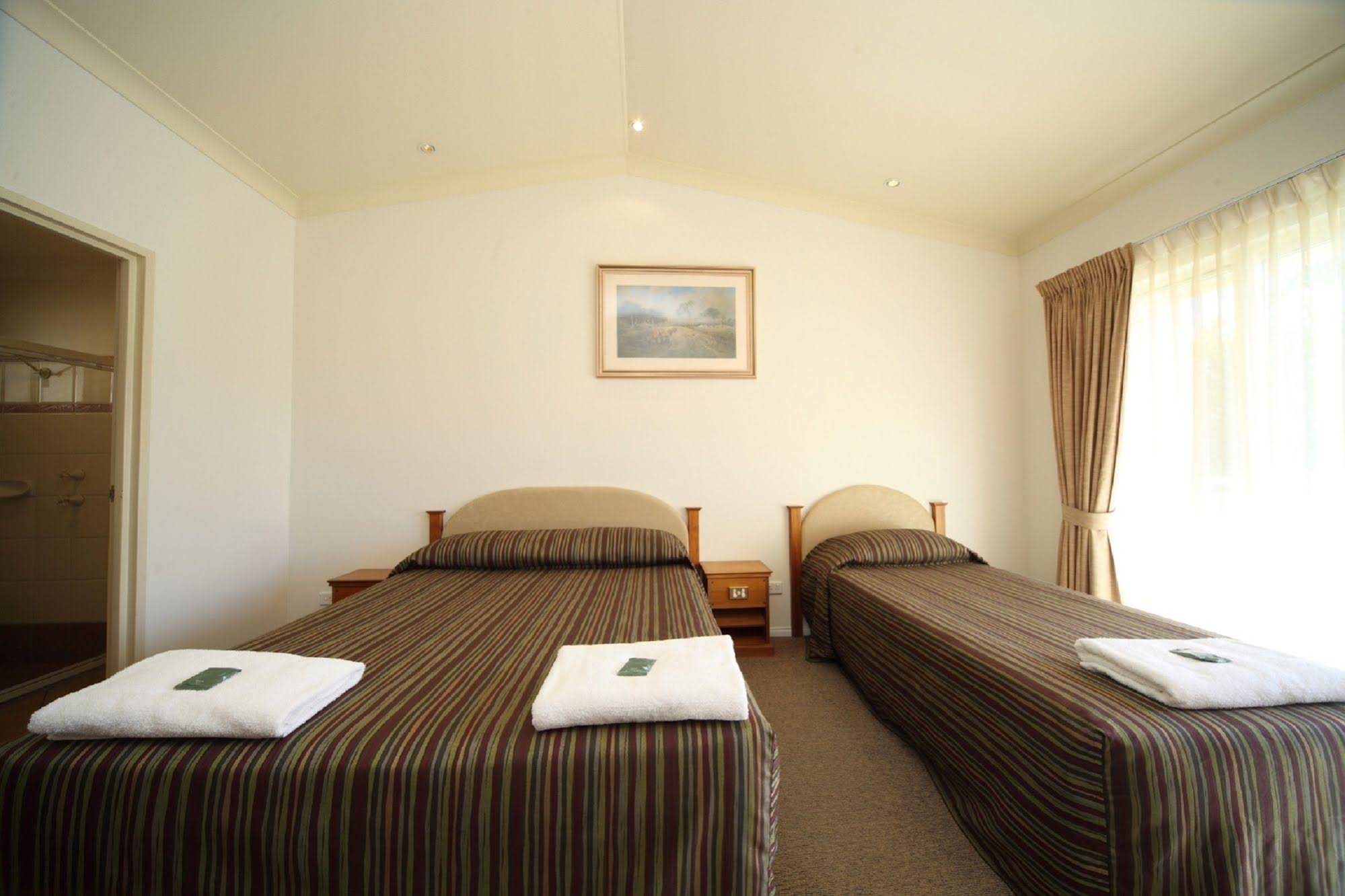 Emerald Explorers Inn