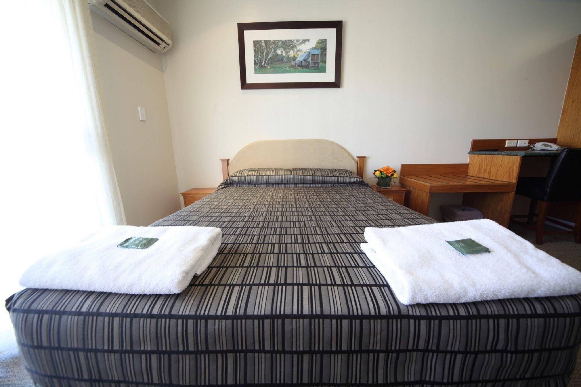 Emerald Explorers Inn