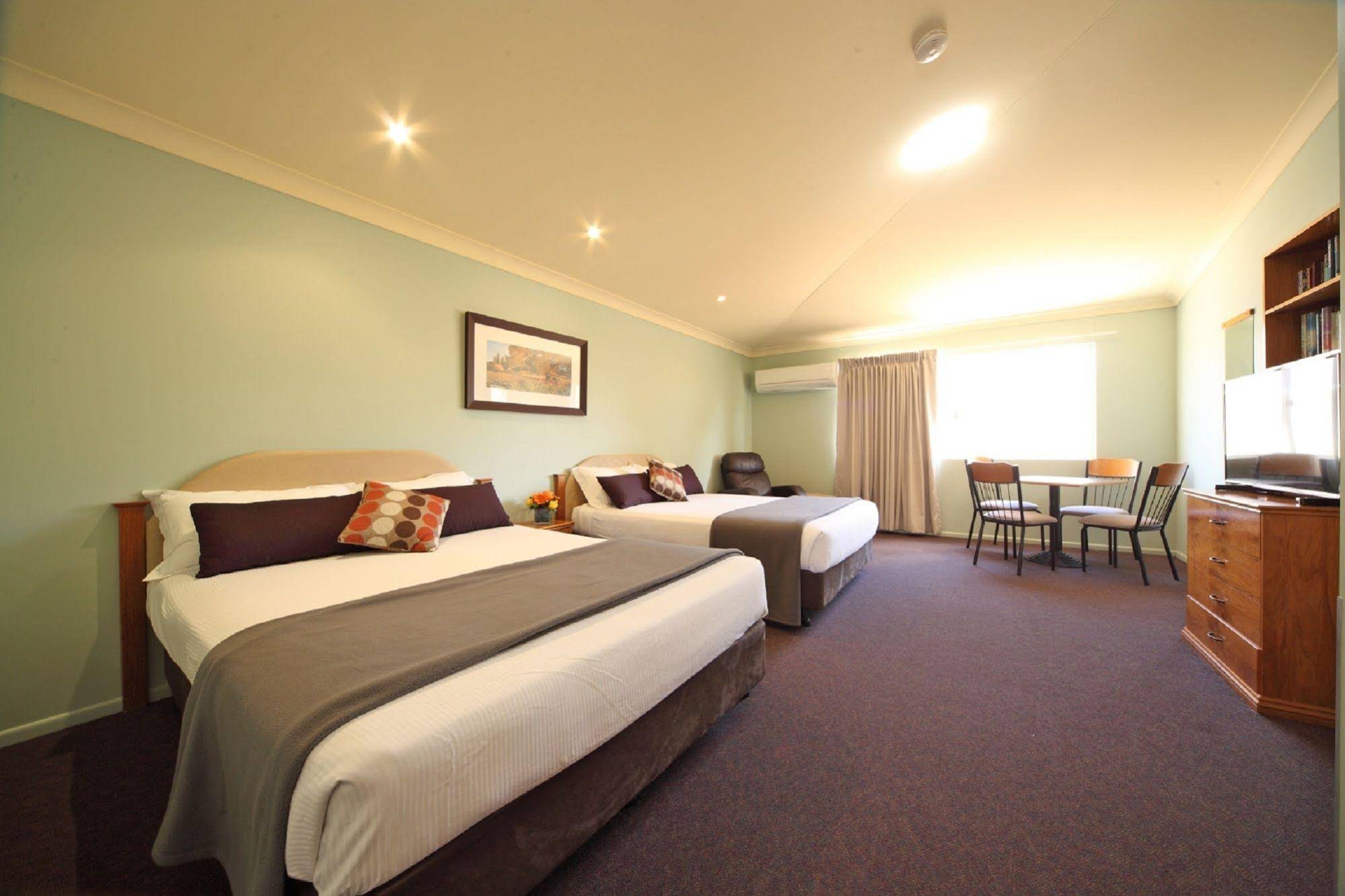 Emerald Explorers Inn