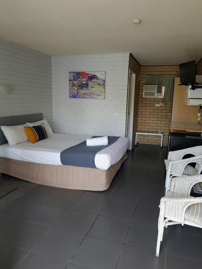 Twin Pines Motel