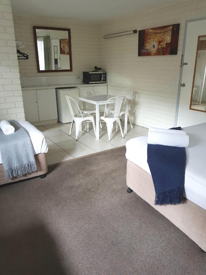 Twin Pines Motel