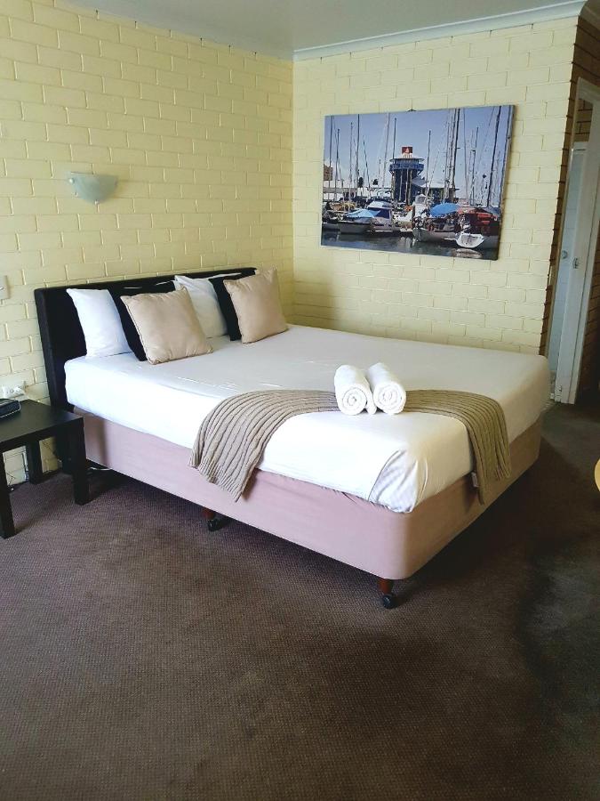 Twin Pines Motel
