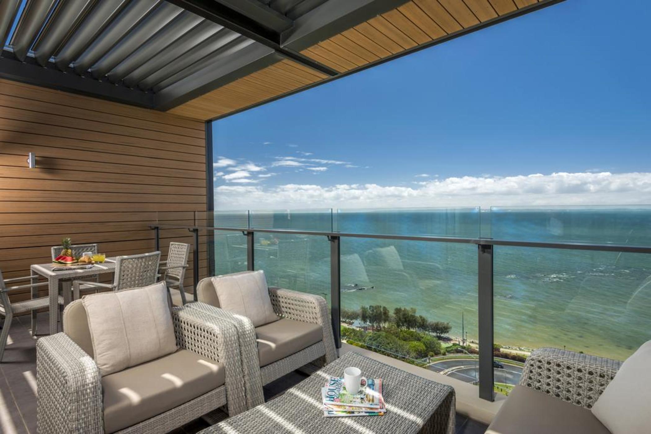 Oaks Redcliffe Mon Komo Suites