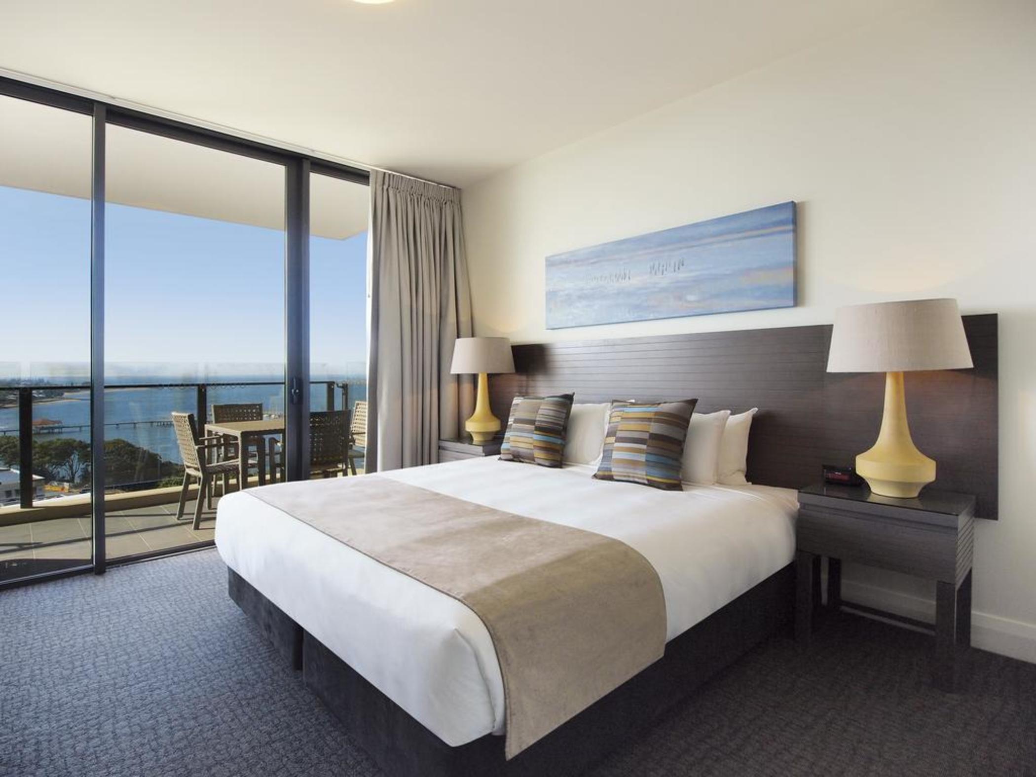 Oaks Redcliffe Mon Komo Suites