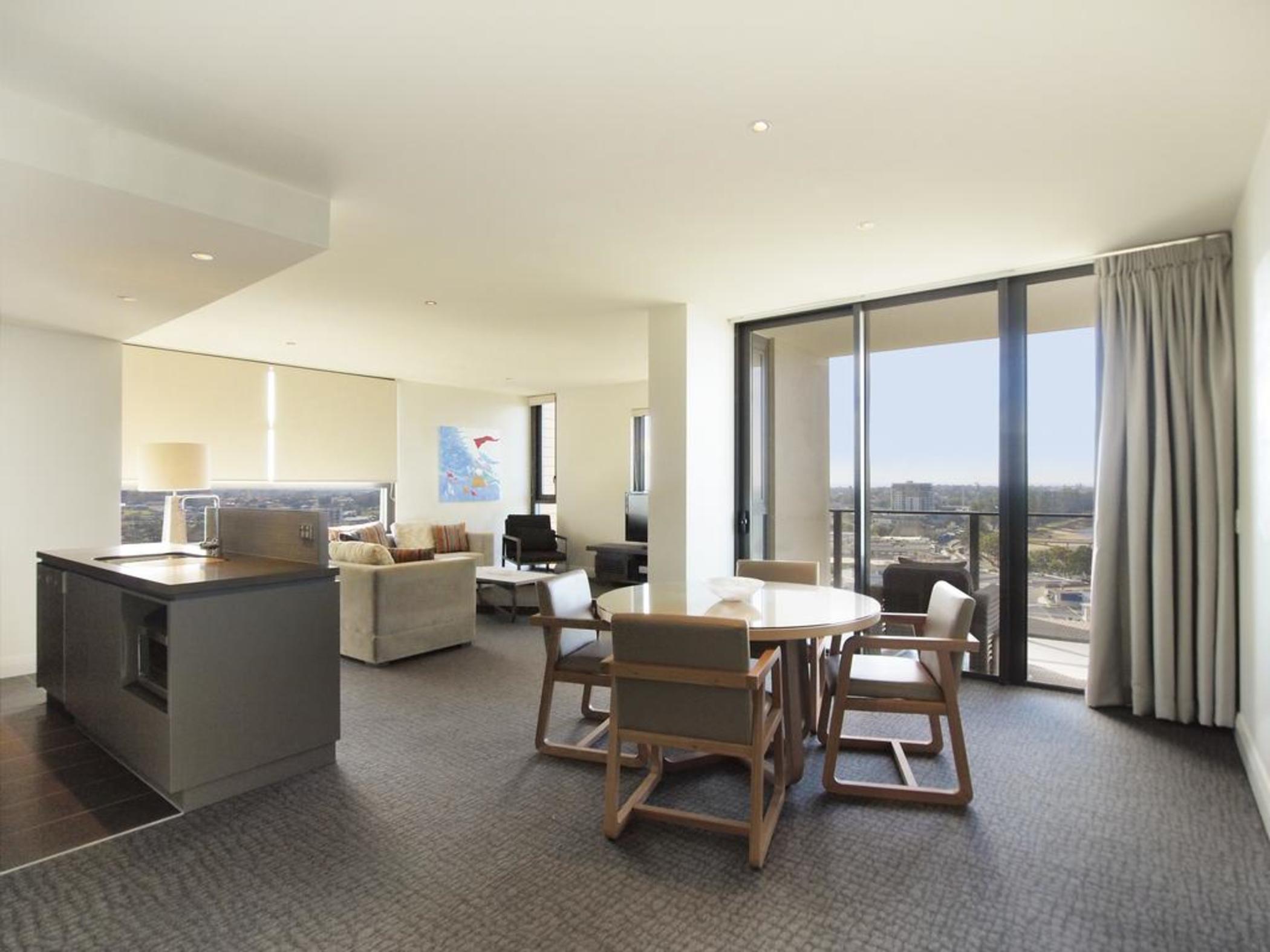 Oaks Redcliffe Mon Komo Suites