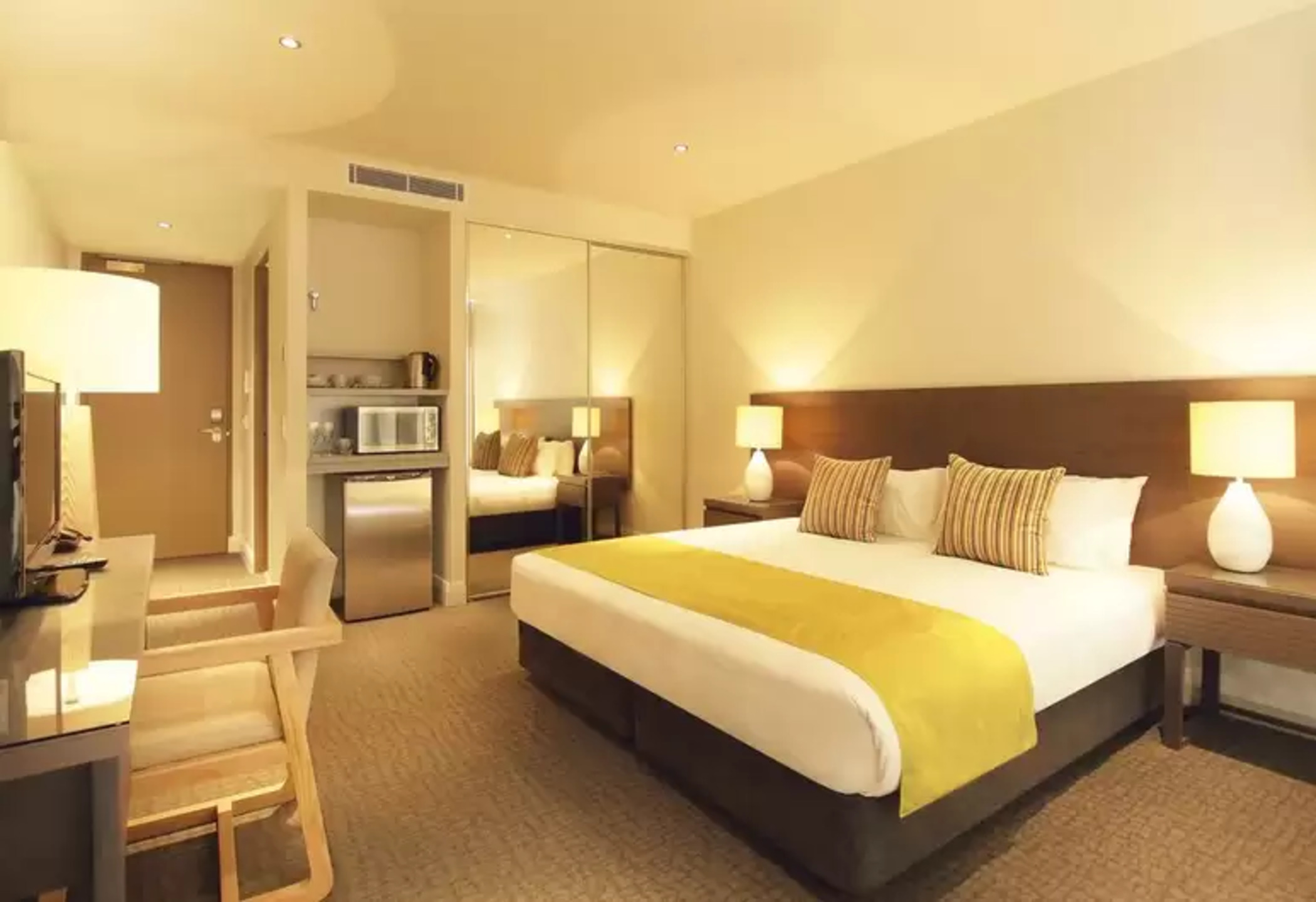 Oaks Redcliffe Mon Komo Suites