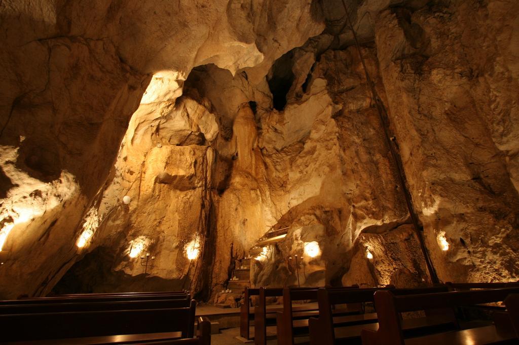 Capricorn Caves