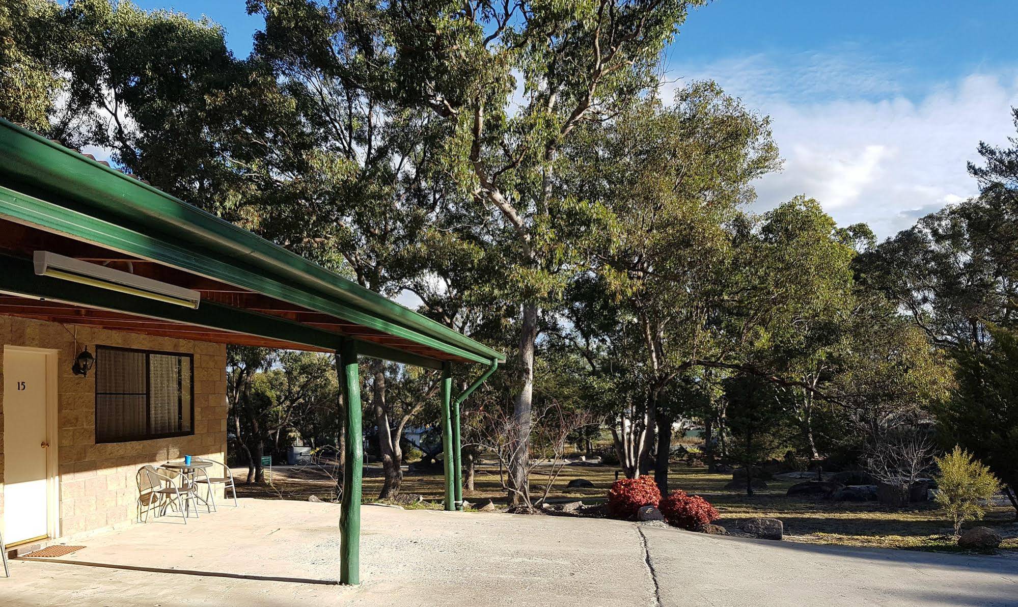 Murray Gardens Cottages Motel