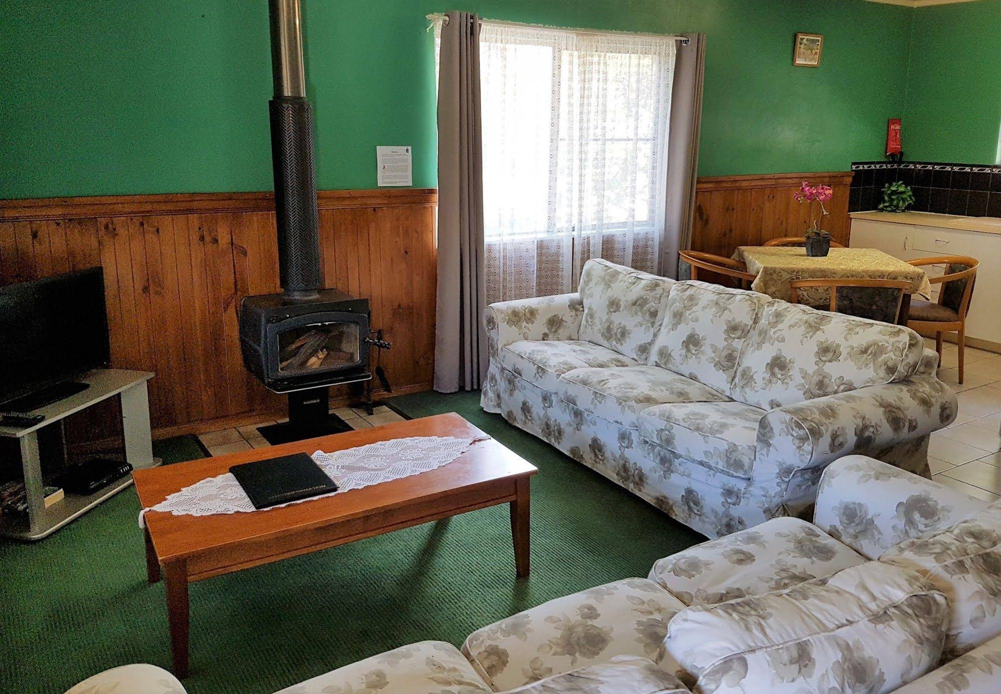 Murray Gardens Cottages Motel