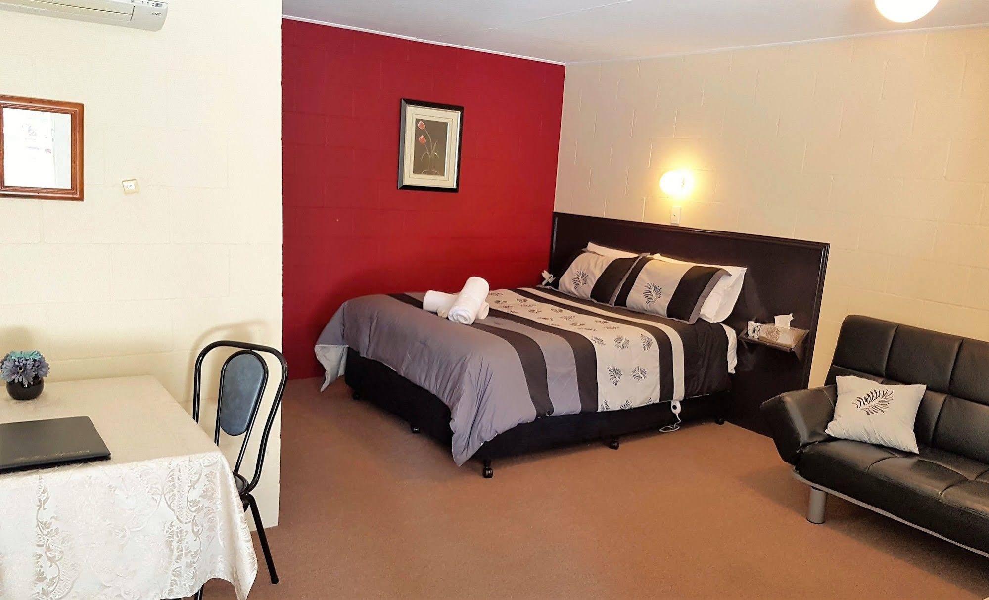 Murray Gardens Cottages Motel