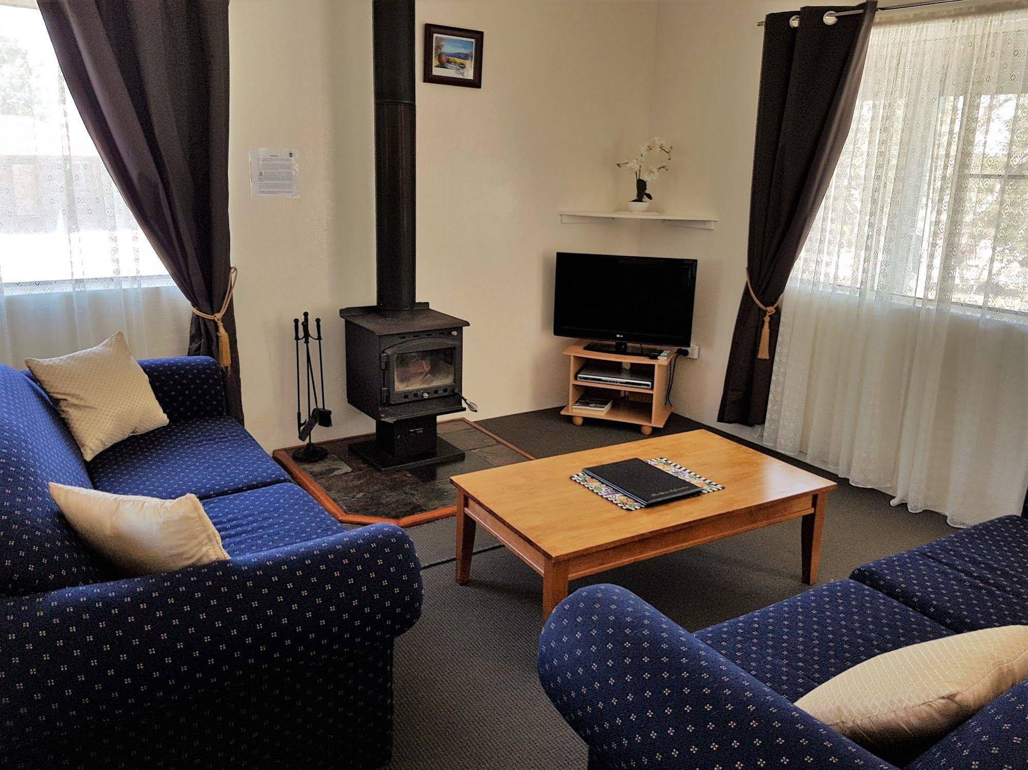 Murray Gardens Cottages Motel