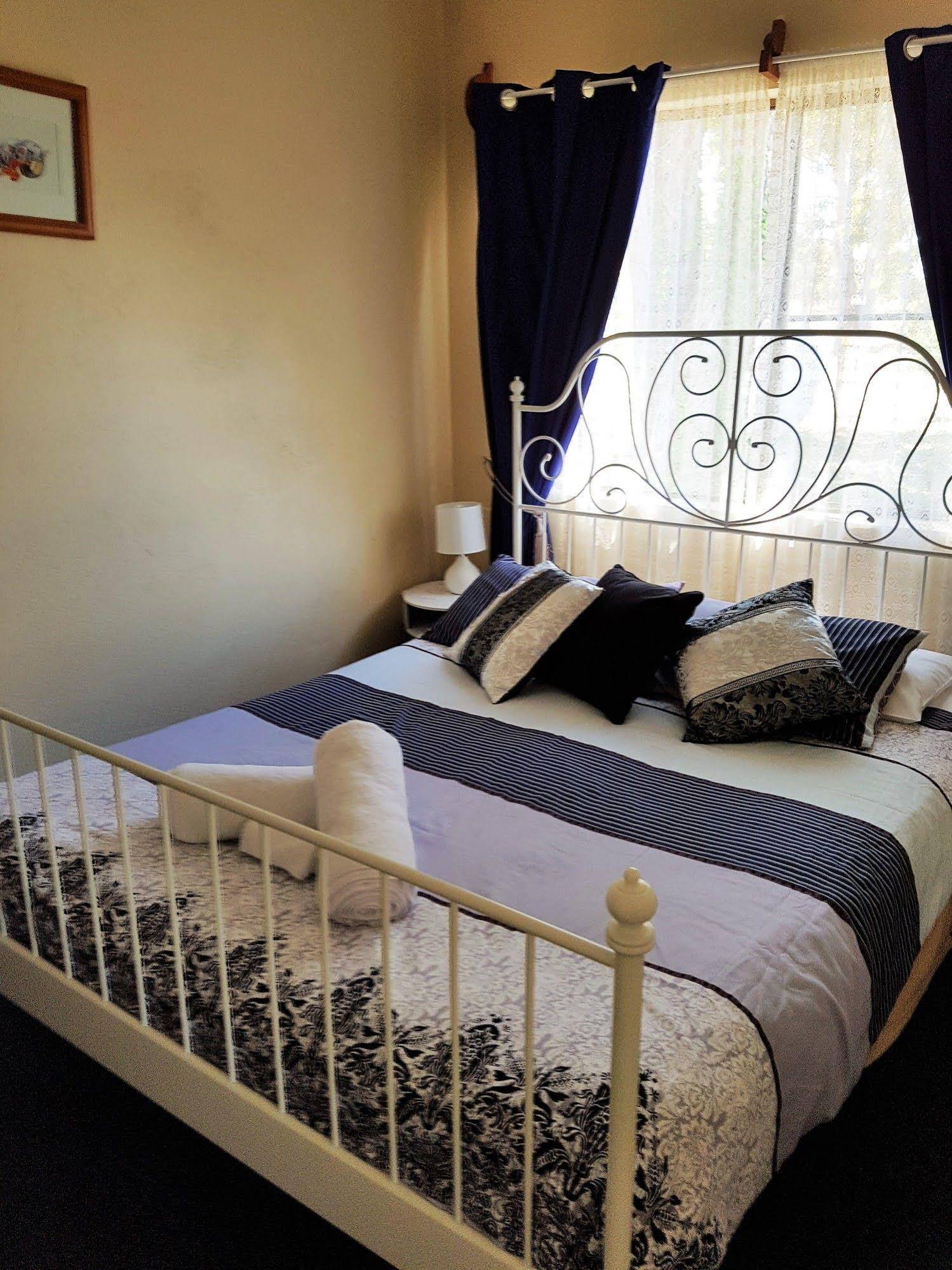 Murray Gardens Cottages Motel