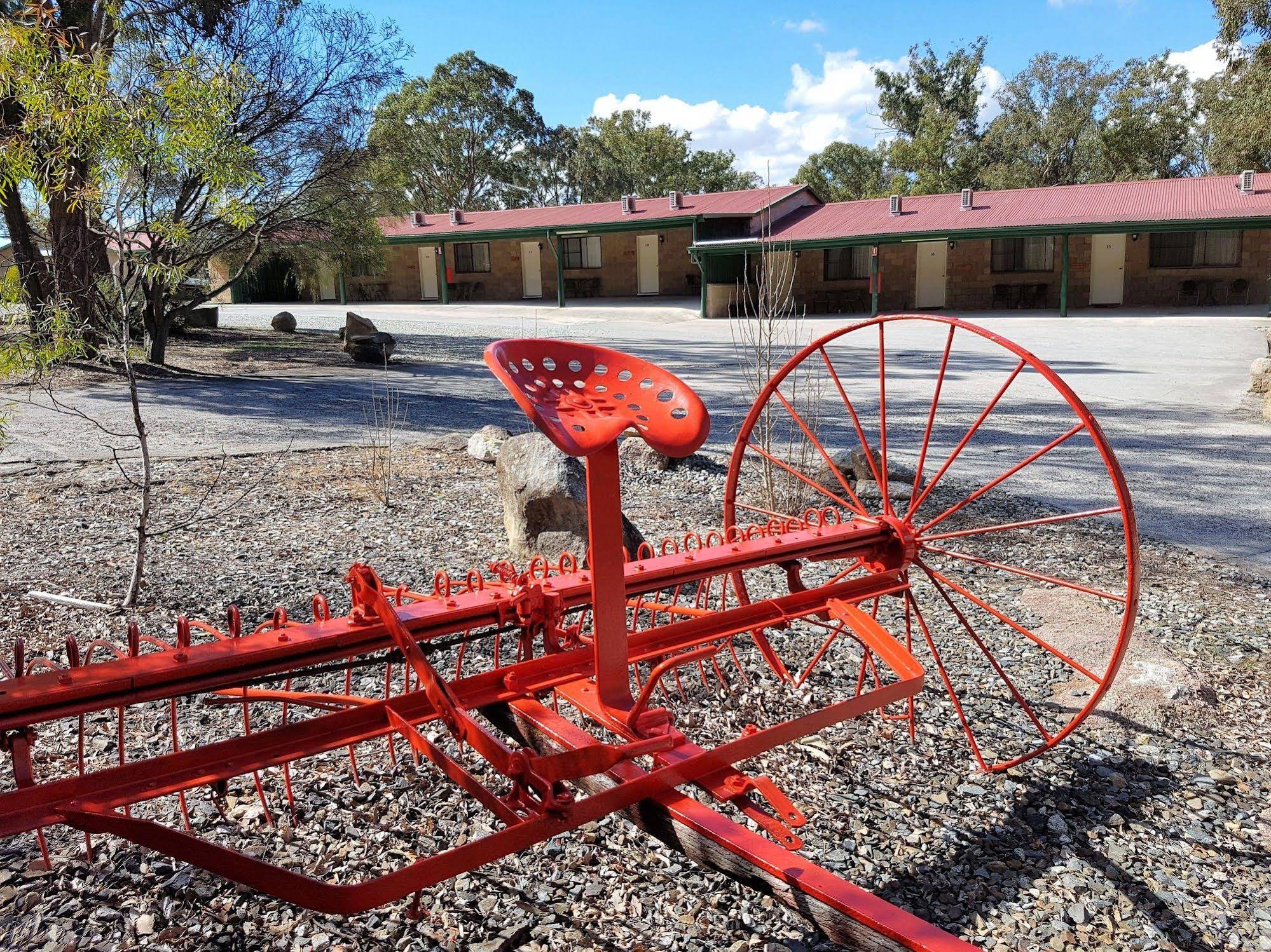Murray Gardens Cottages Motel