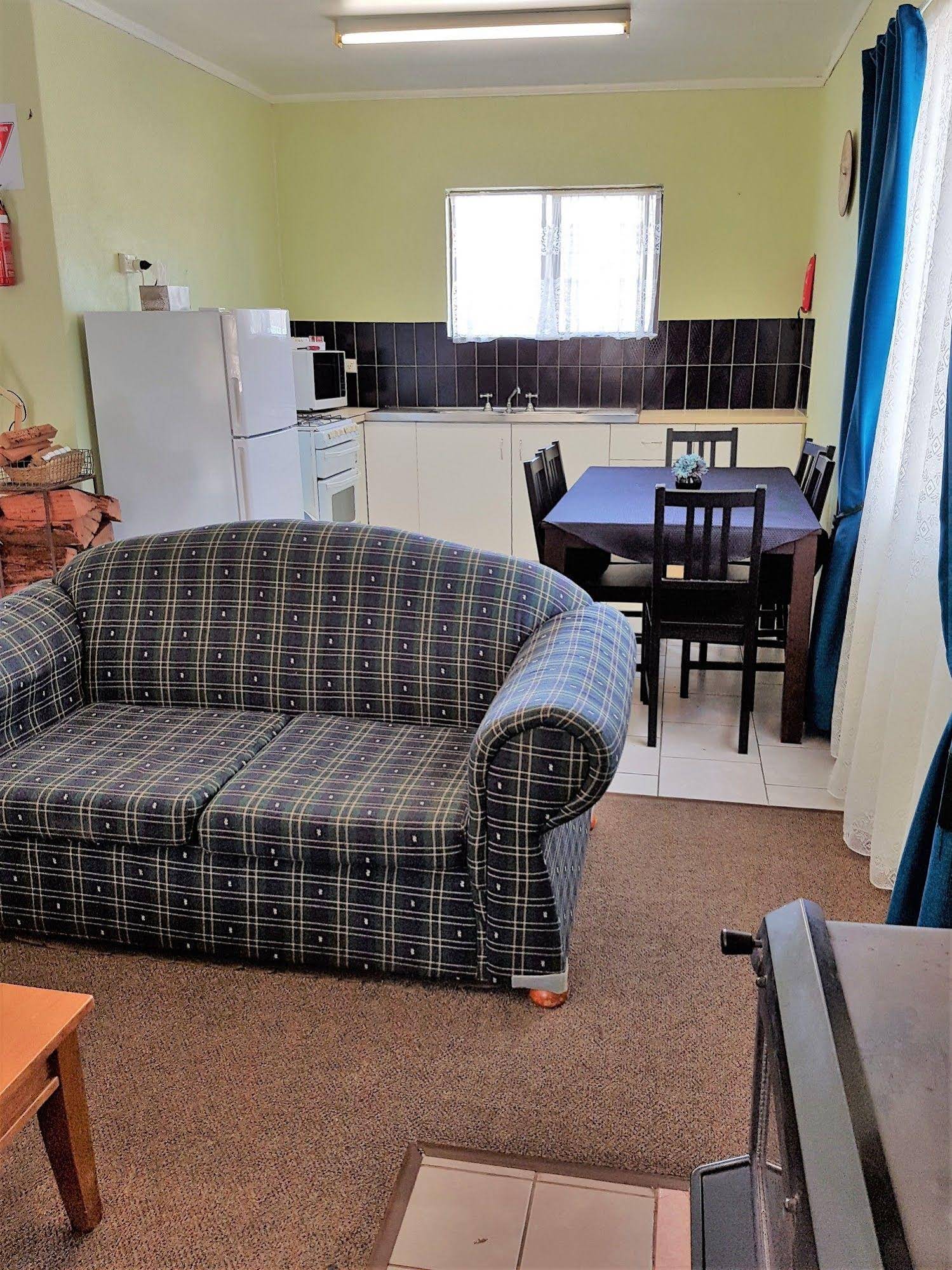 Murray Gardens Cottages Motel