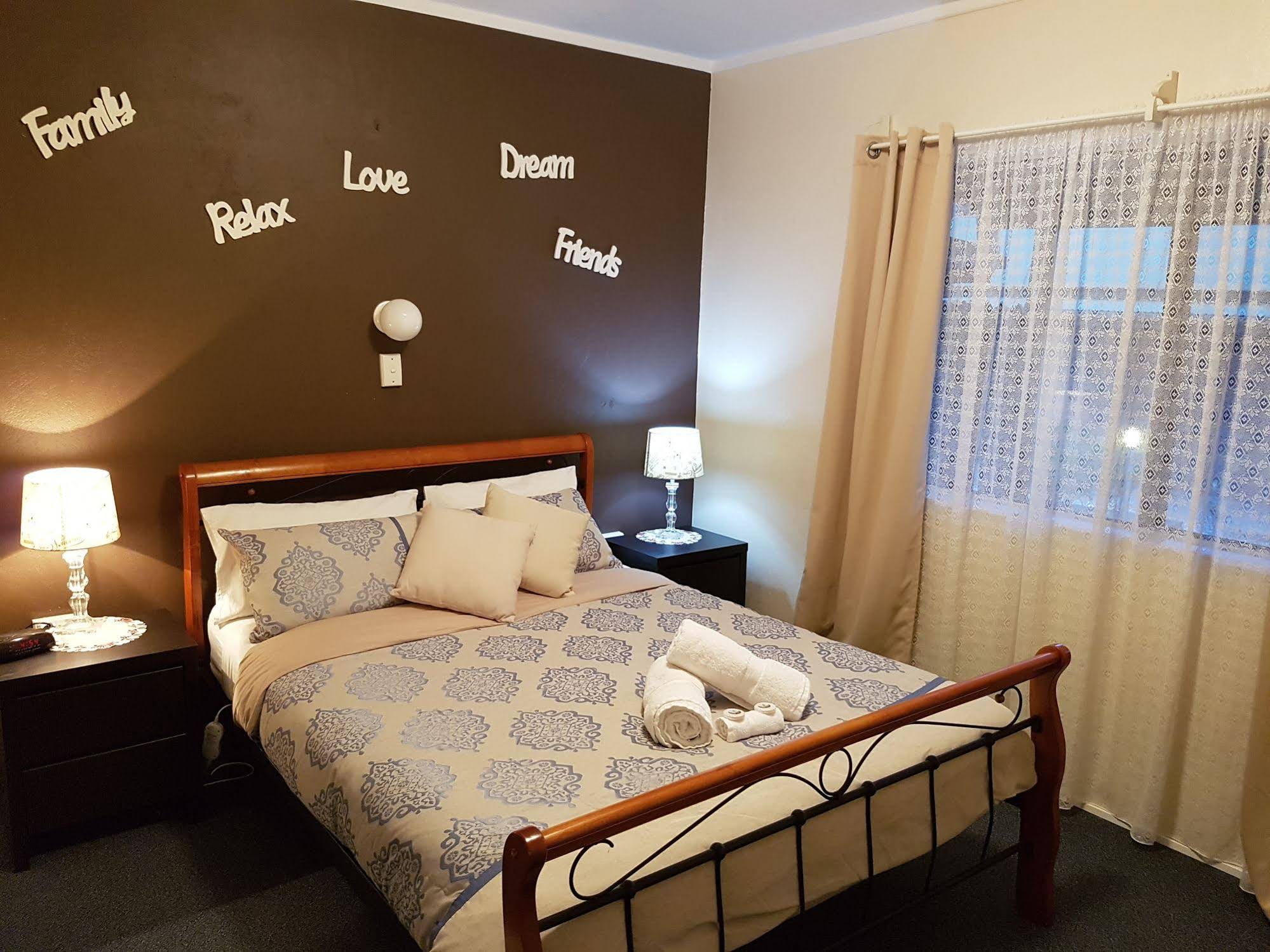 Murray Gardens Cottages Motel
