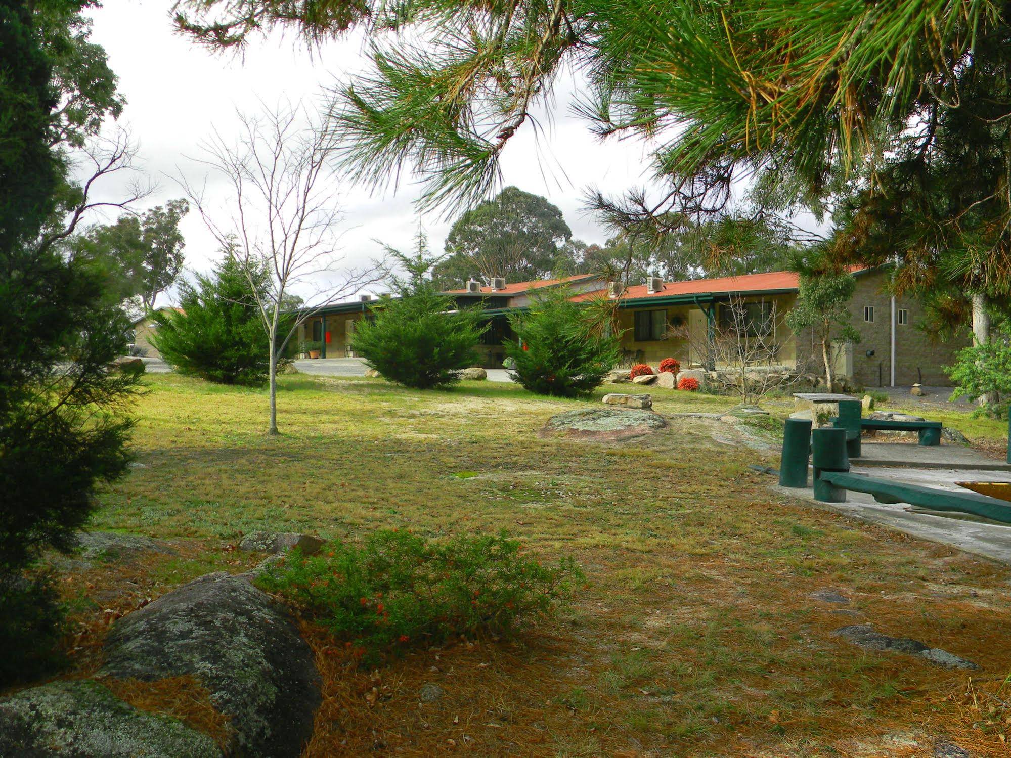 Murray Gardens Cottages Motel