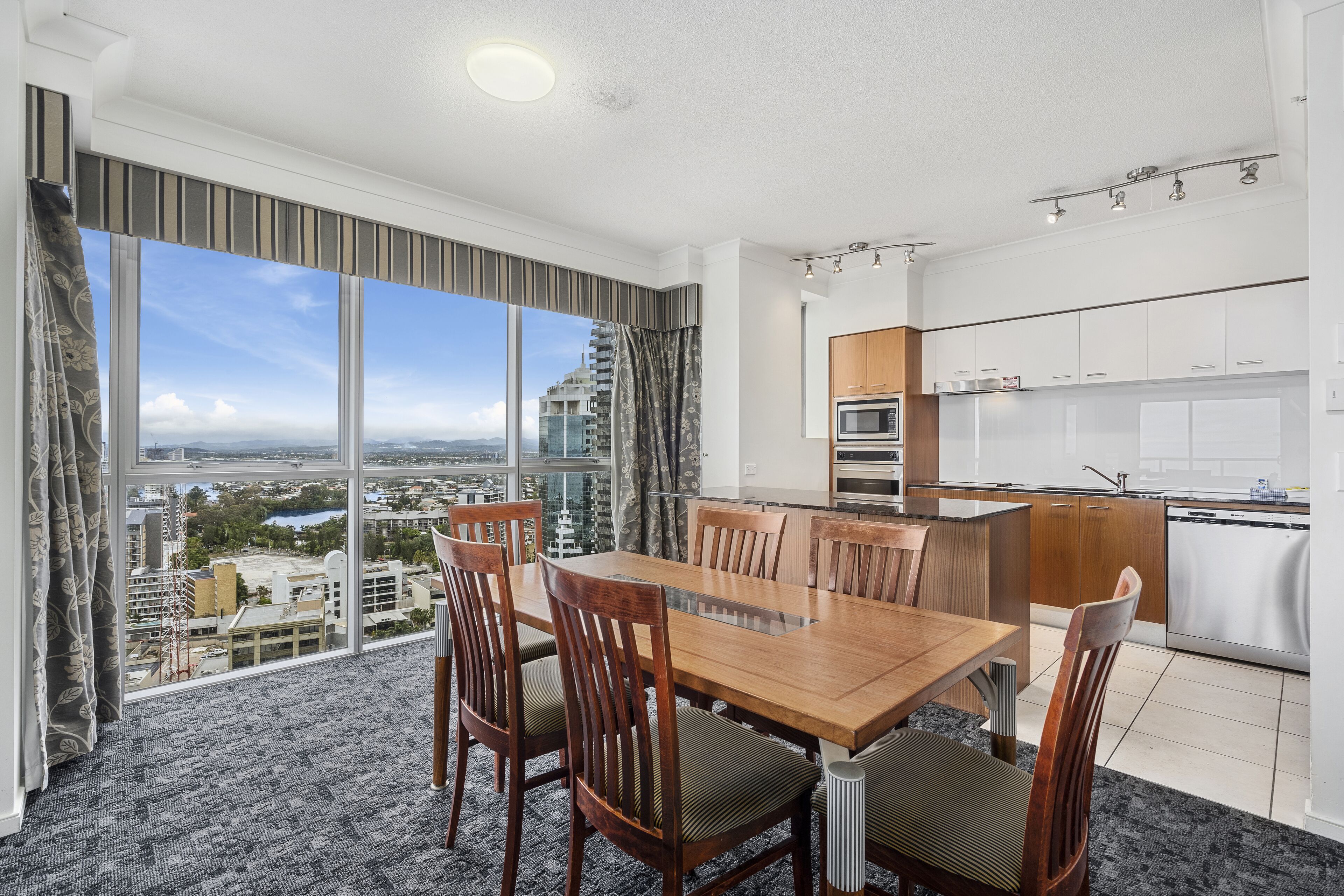 Mantra Towers of Chevron by Holiday Rentals Surfers Paradise