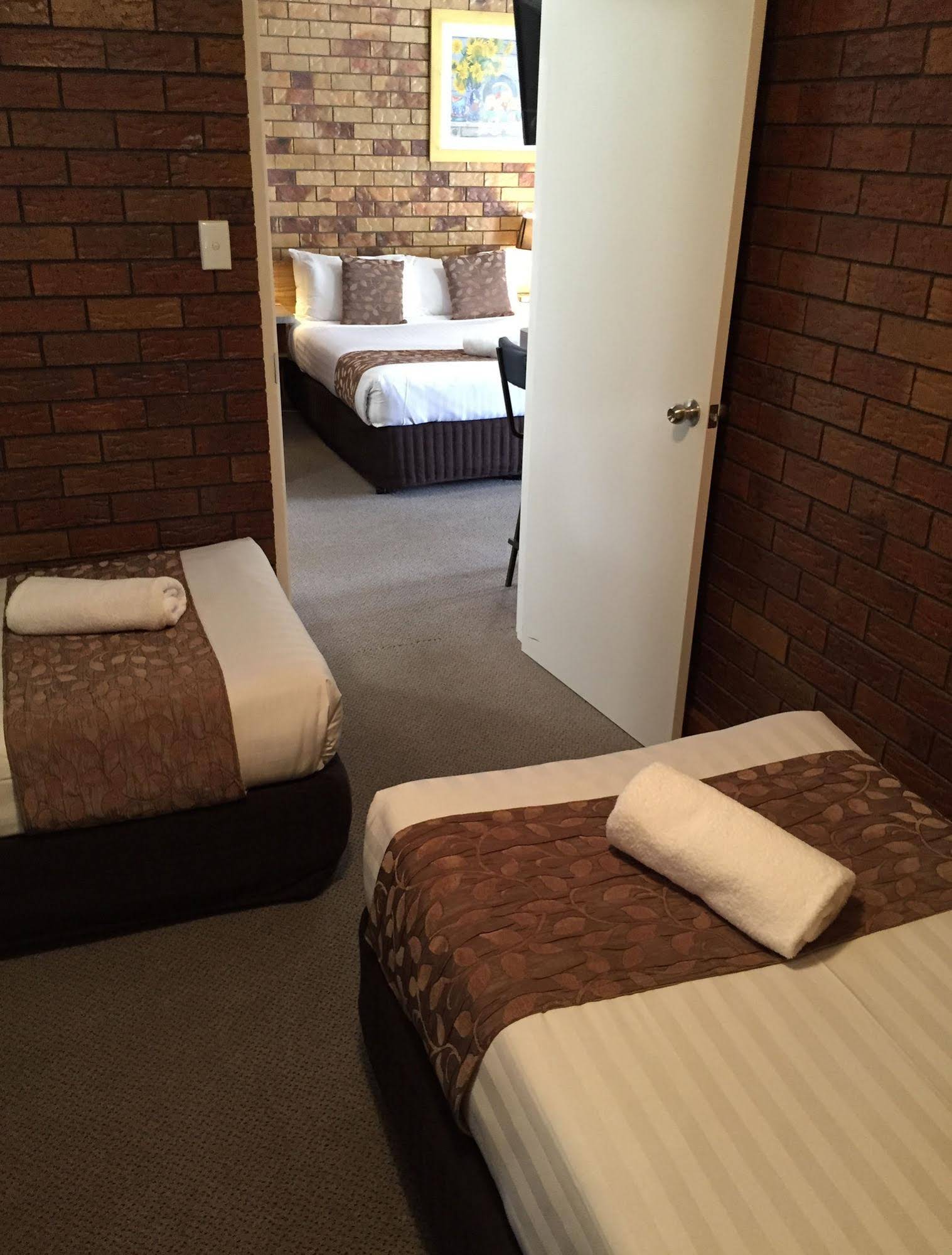 Ruthven Street Motor Inn