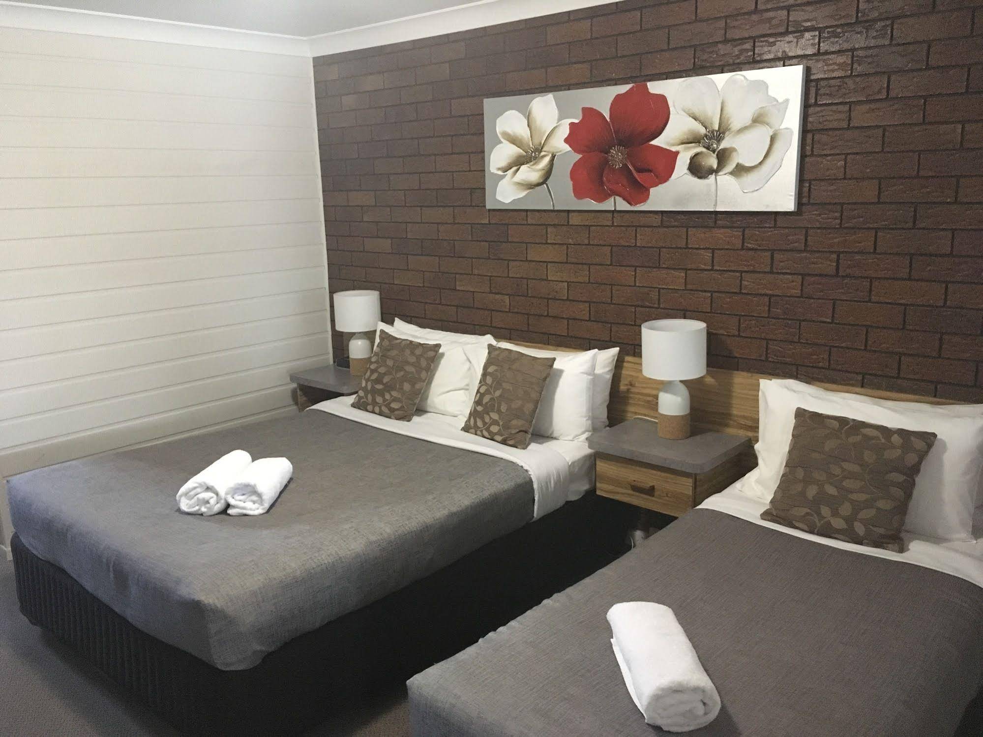 Ruthven Street Motor Inn