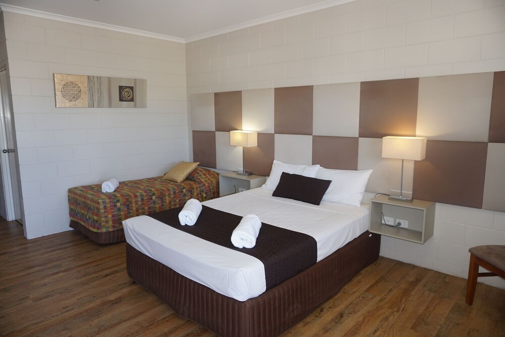Yongala Lodge by The Strand