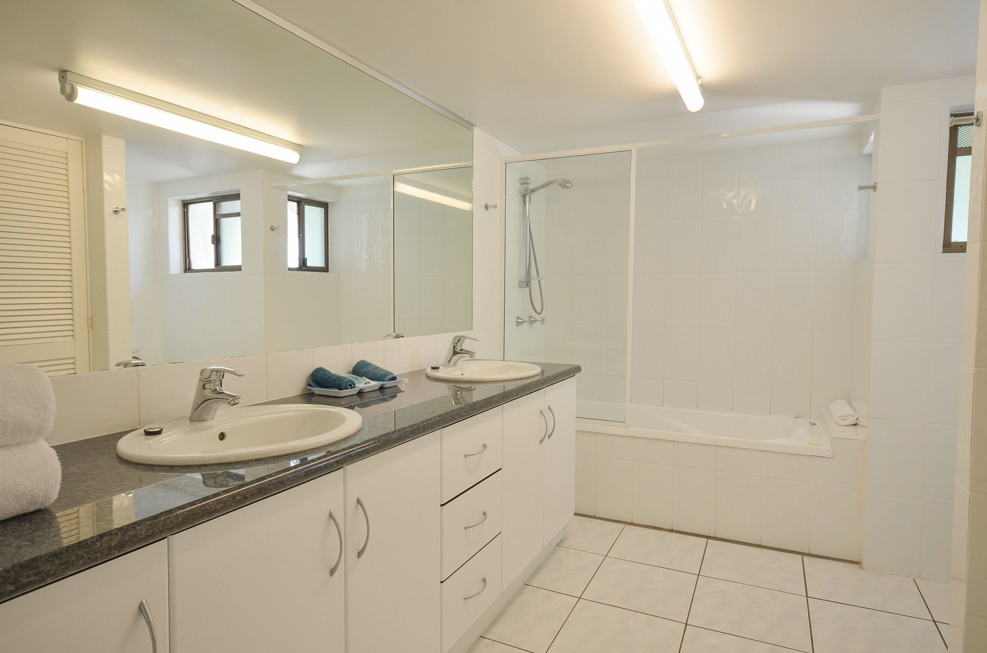 Roydon Beachfront Holiday Apartments
