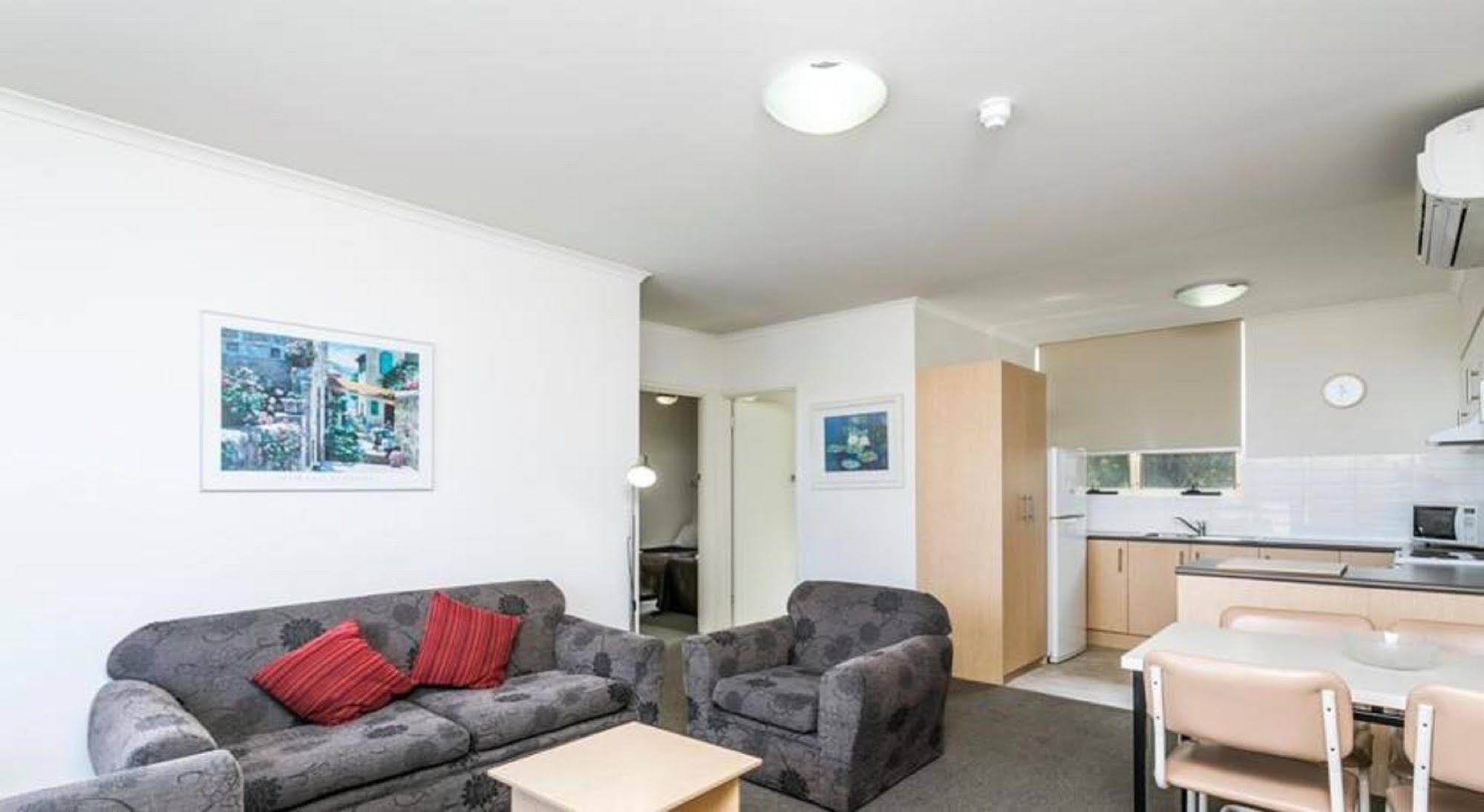 Glenelg Holiday Apartments - Corfu