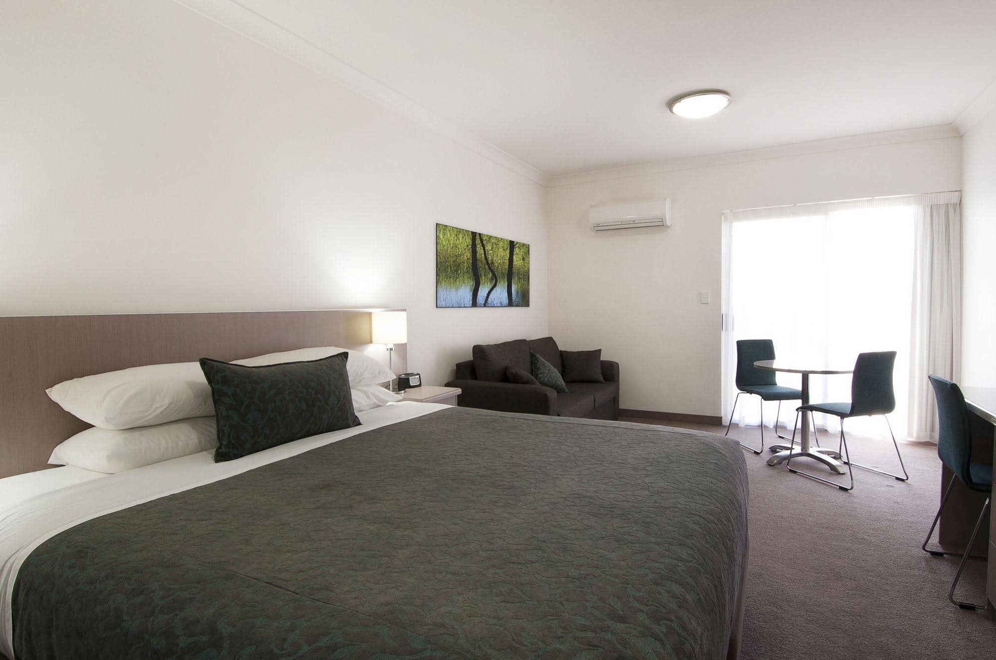 Loxton Community Hotel Motel