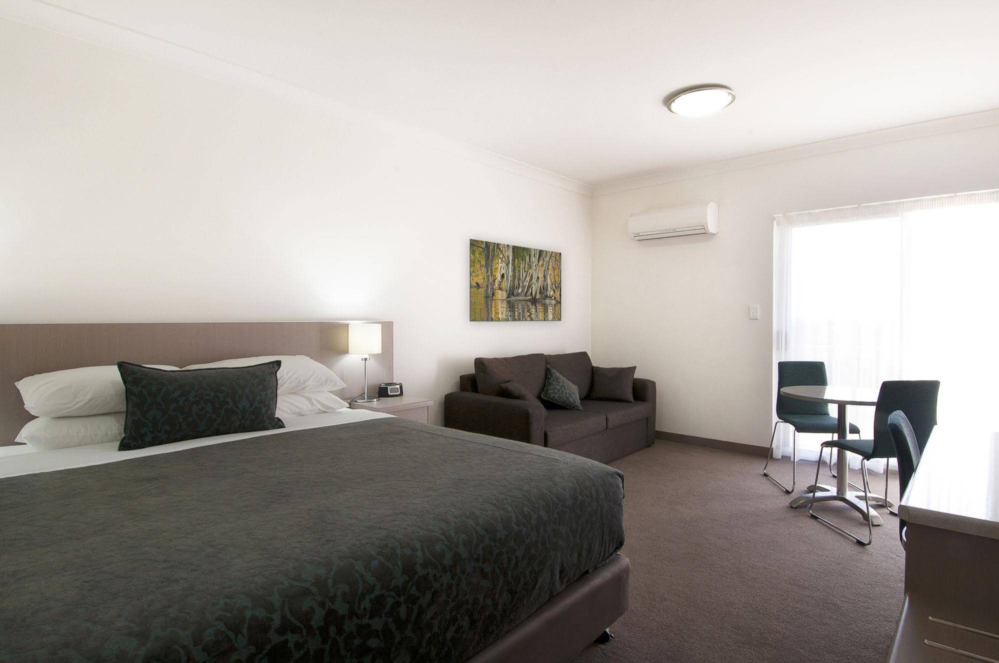 Loxton Community Hotel Motel