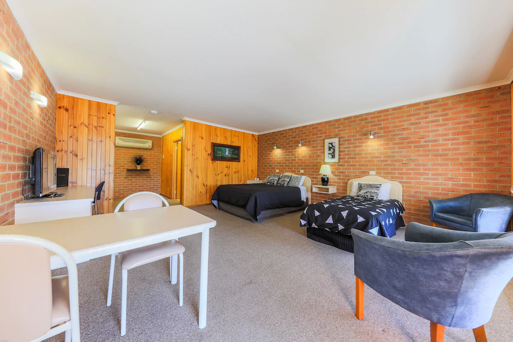 Country Roads Motor Inn