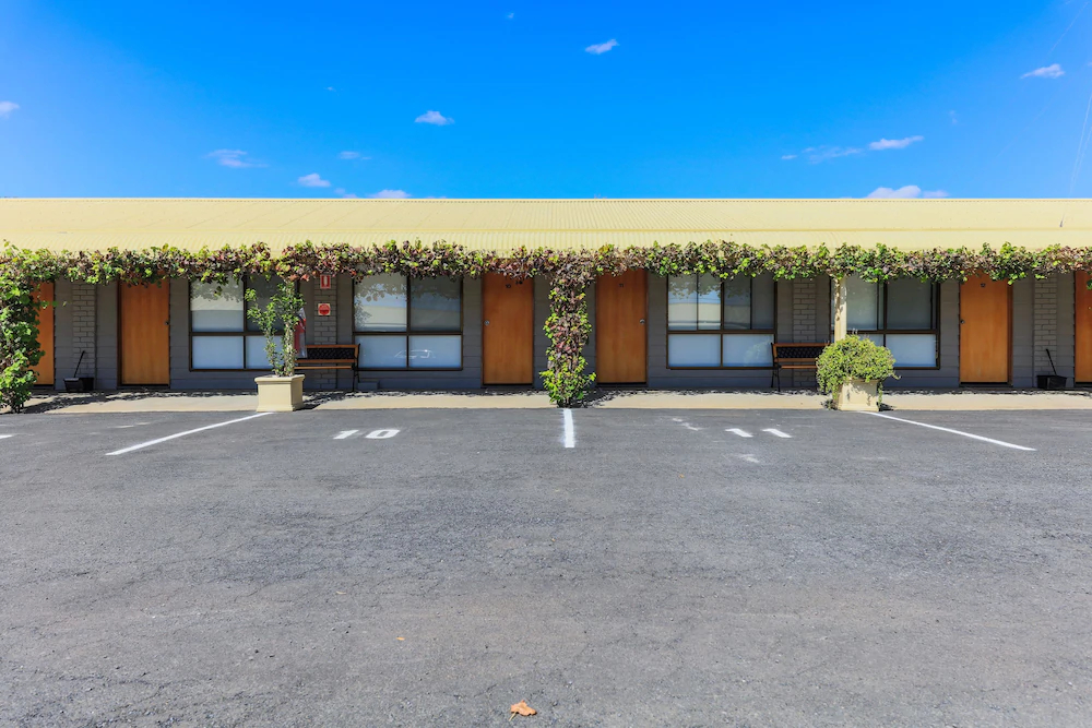 Country Roads Motor Inn