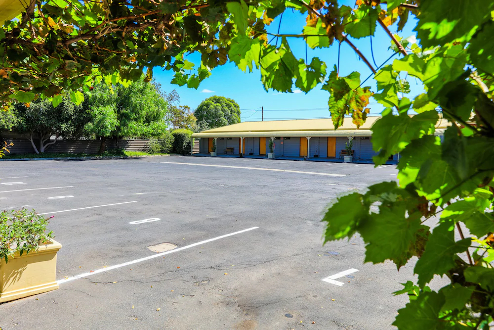 Country Roads Motor Inn