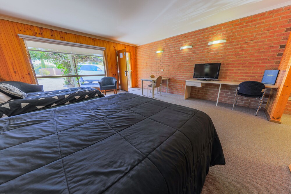 Country Roads Motor Inn