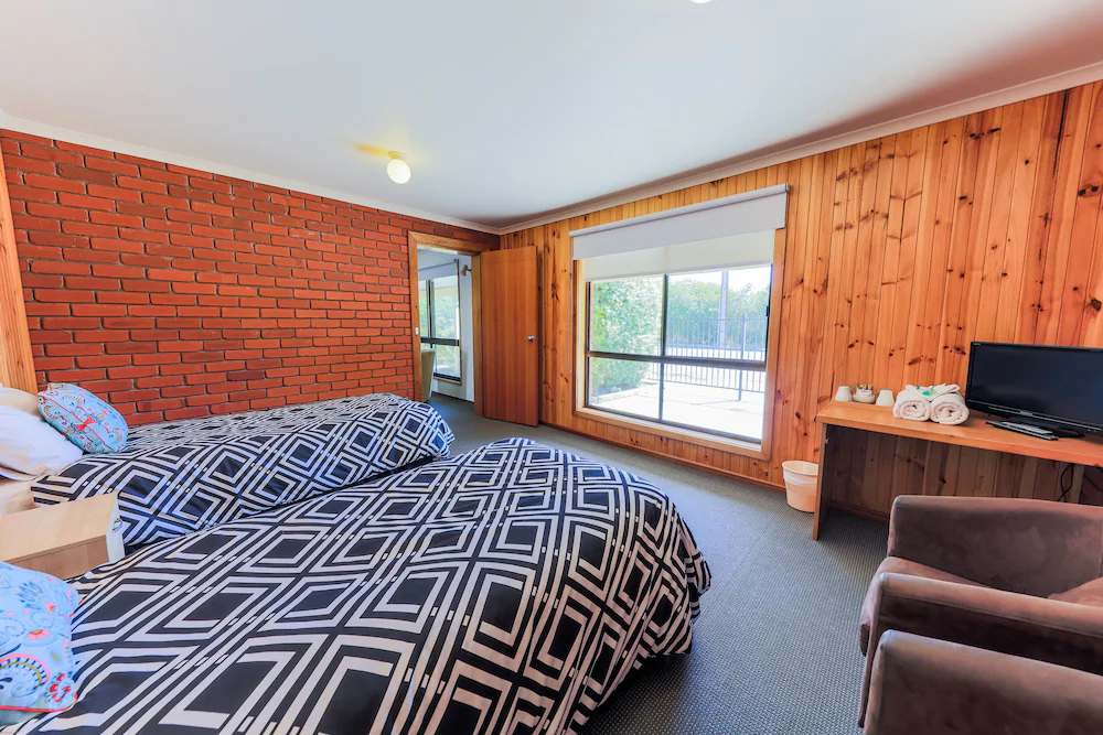 Country Roads Motor Inn