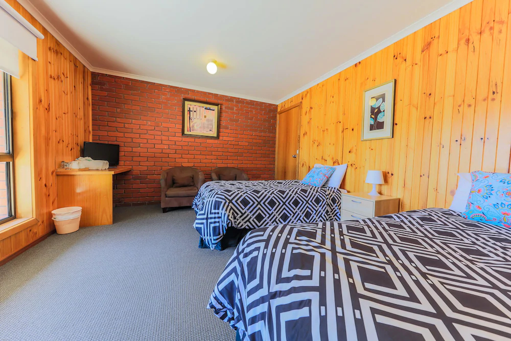 Country Roads Motor Inn