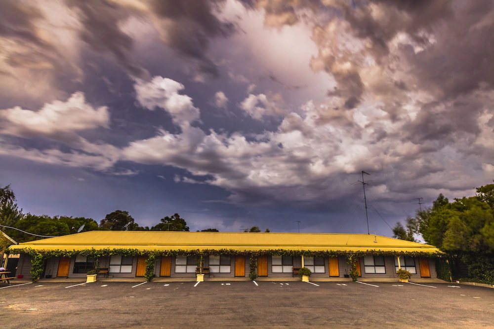 Country Roads Motor Inn