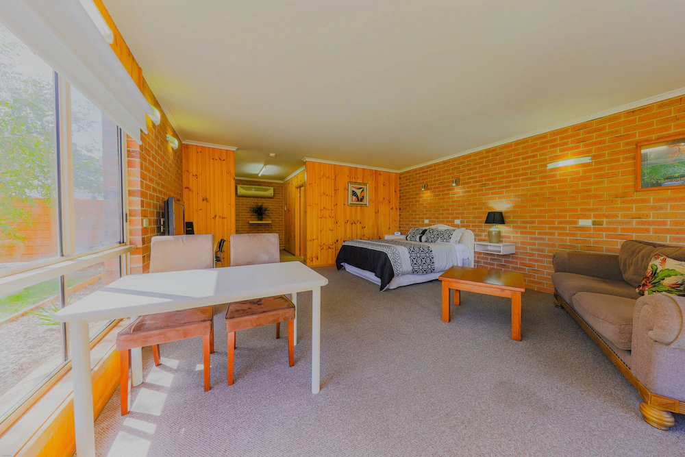 Country Roads Motor Inn