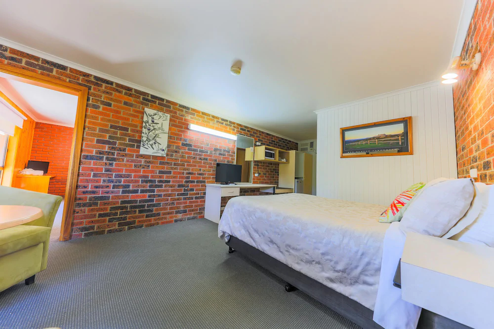 Country Roads Motor Inn