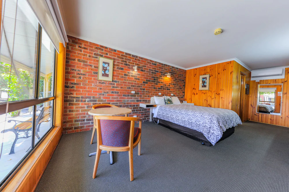 Country Roads Motor Inn
