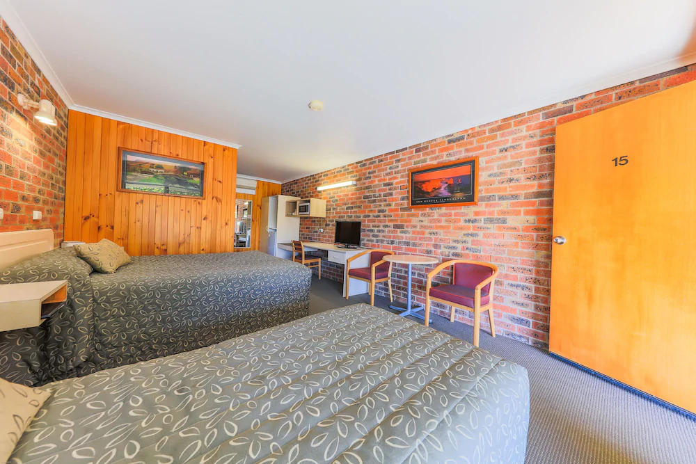 Country Roads Motor Inn