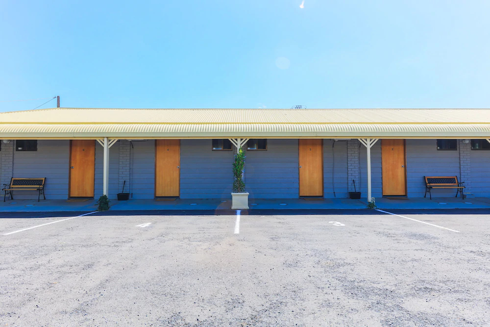 Country Roads Motor Inn