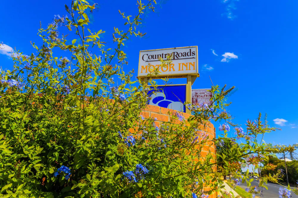 Country Roads Motor Inn