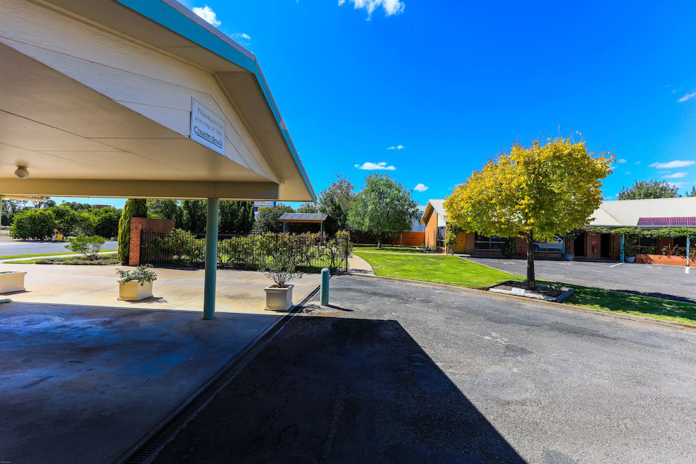 Country Roads Motor Inn
