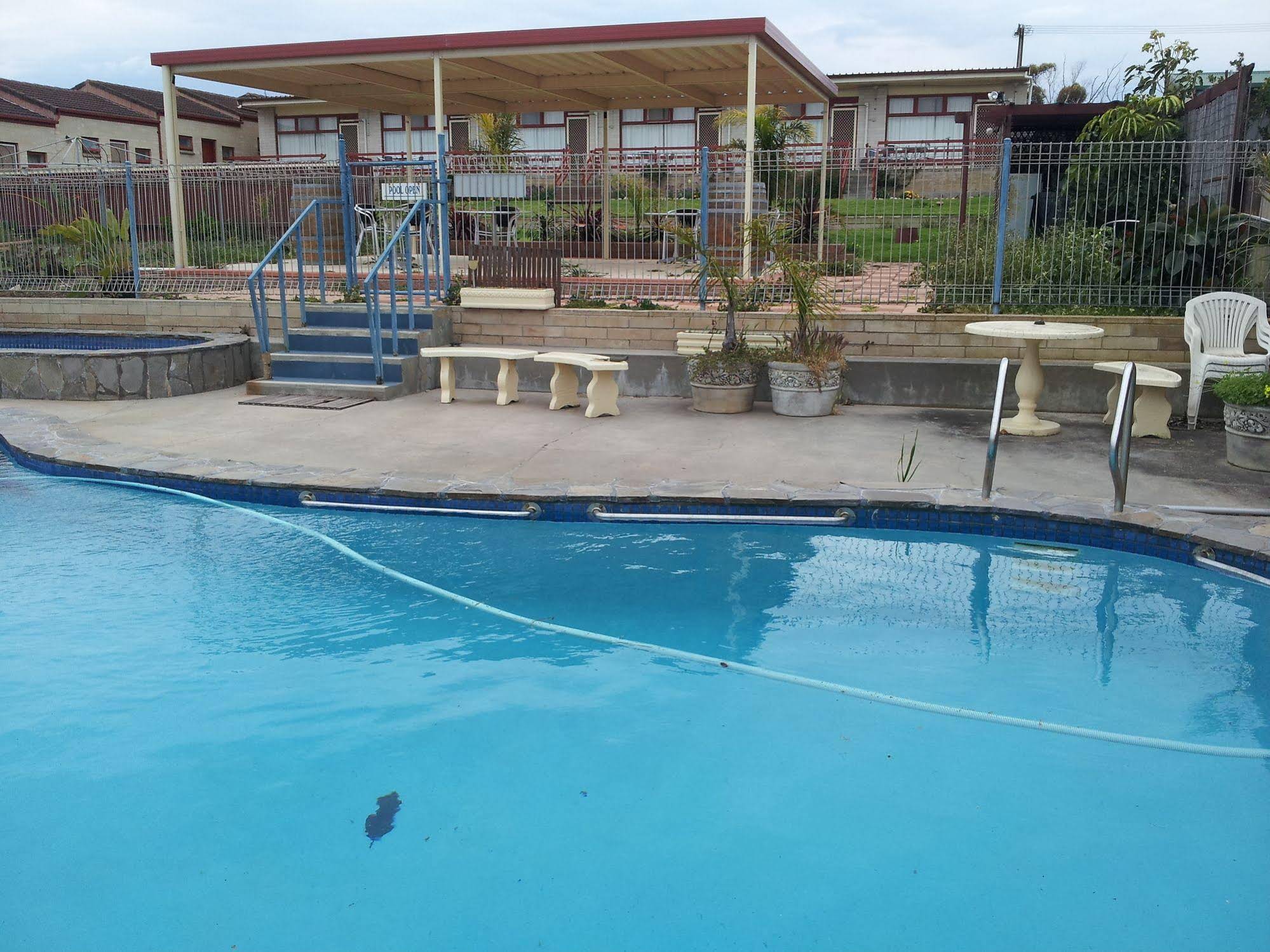 Oyster Court Motel & Holiday Units