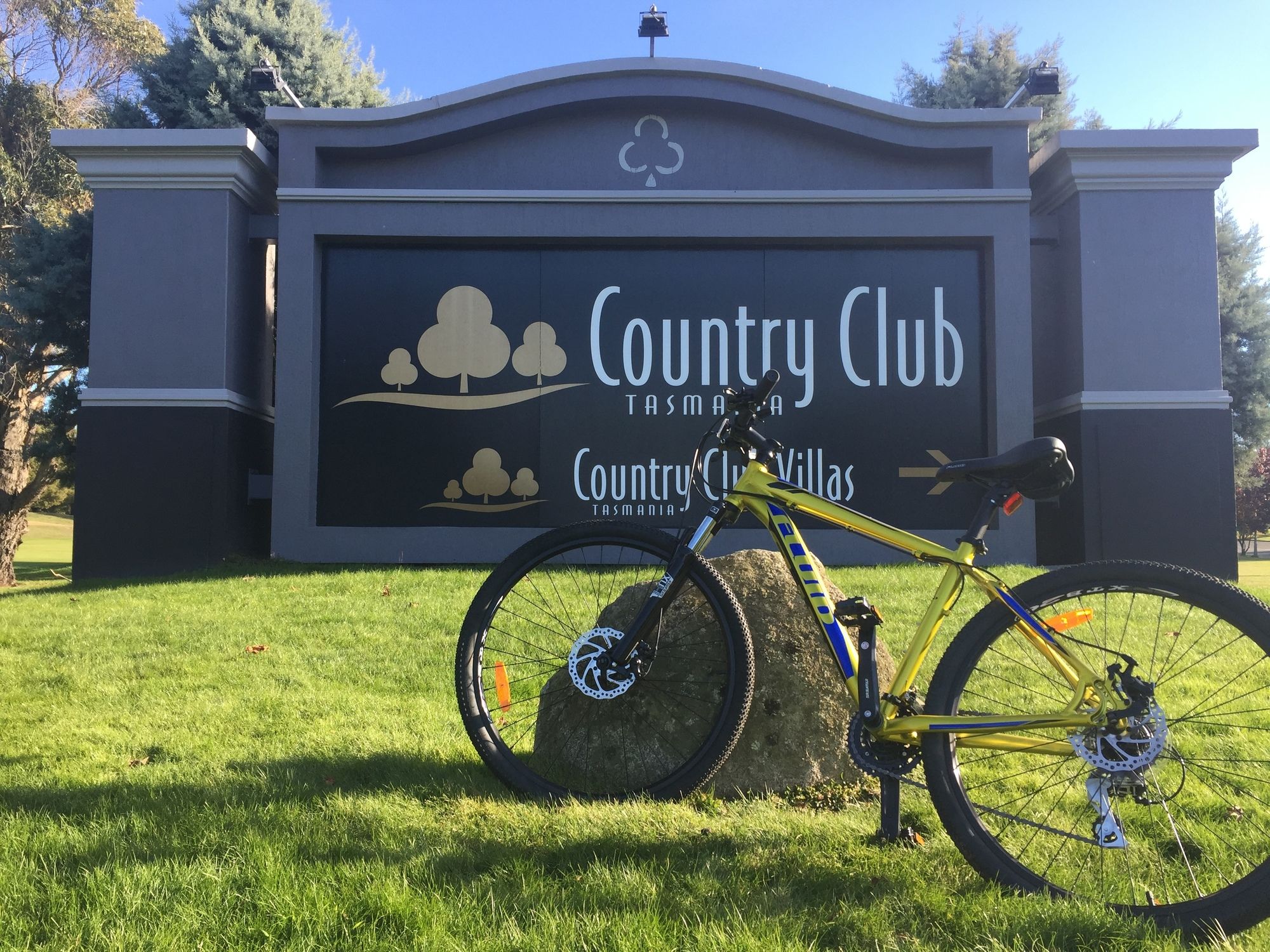 Country Club Villas