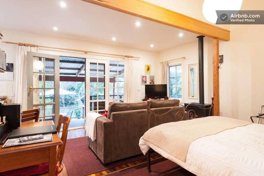 Stones Throw Cottage Bed & Breakfast