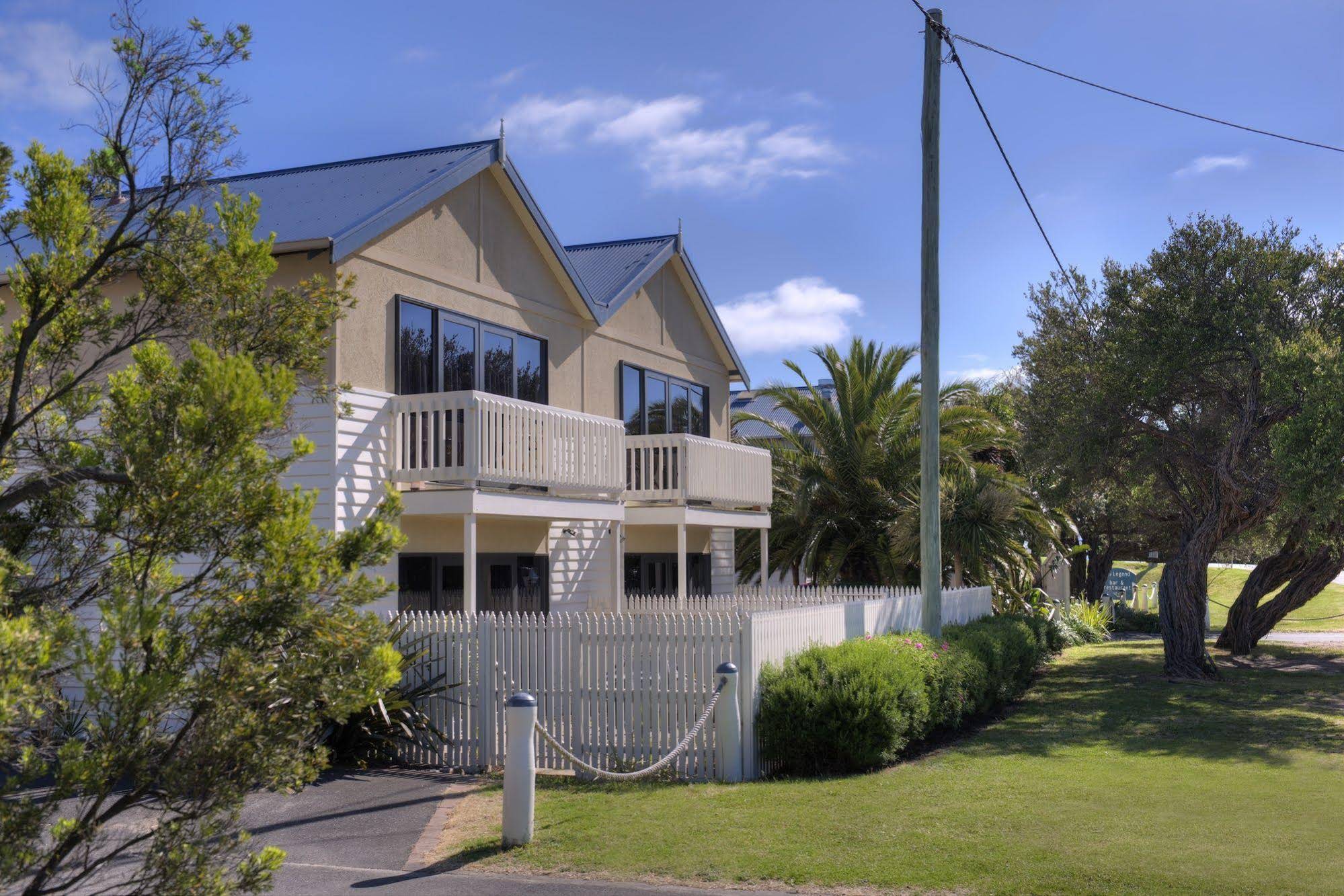 Boathouse Resort Motel
