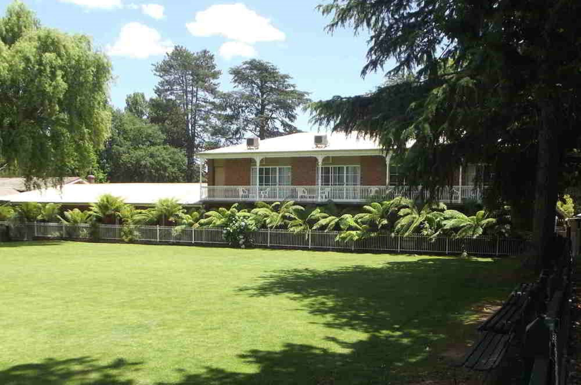 Barrass's John Bright Motor Inn