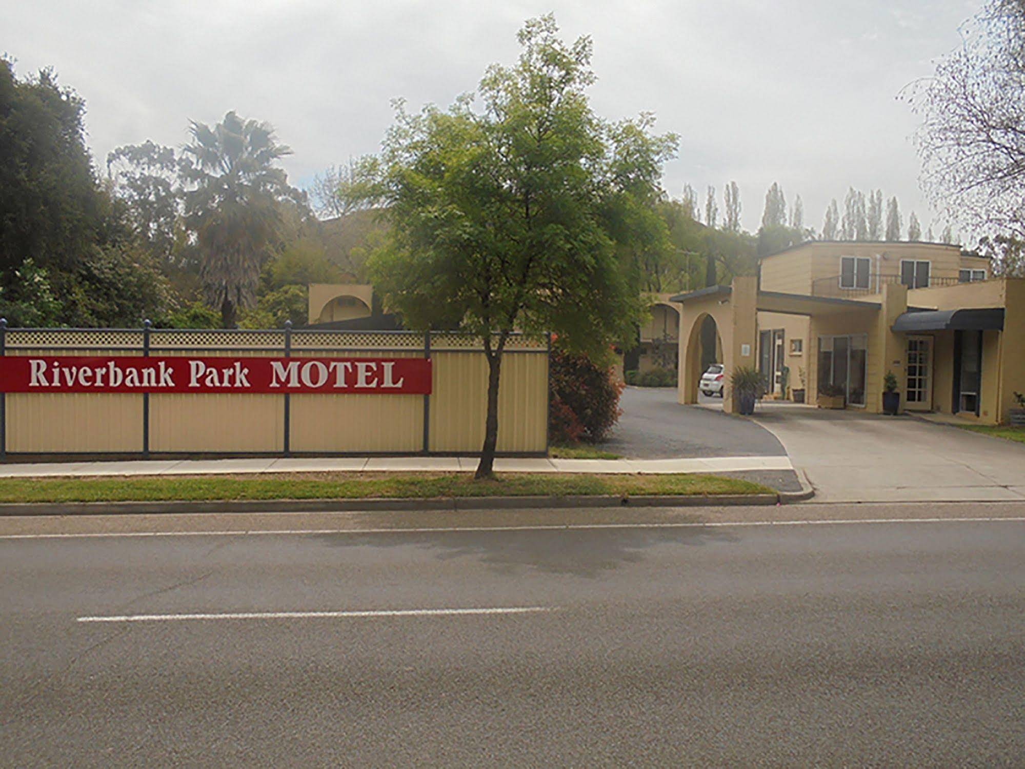 Riverbank Park Motel