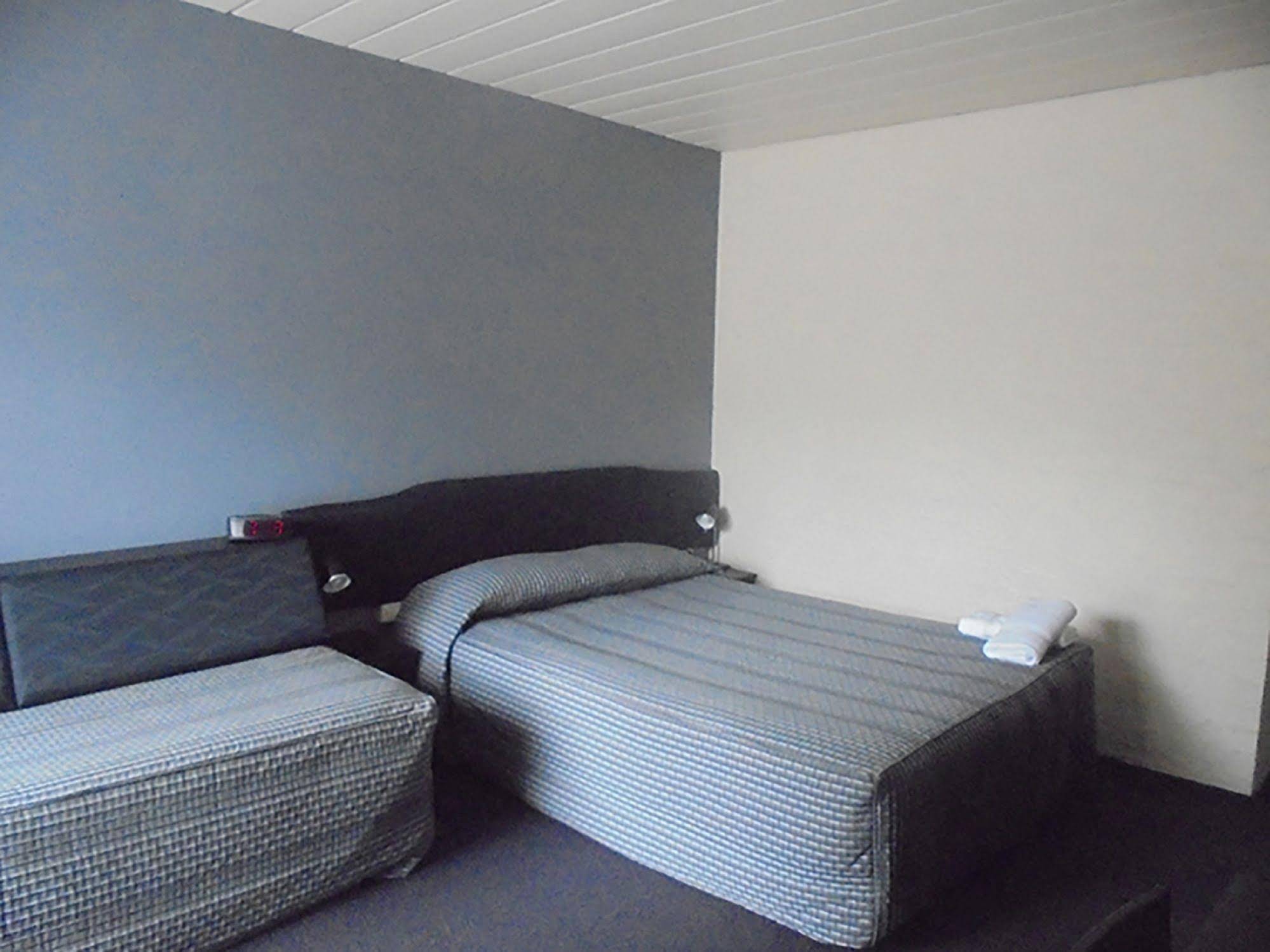 Riverbank Park Motel