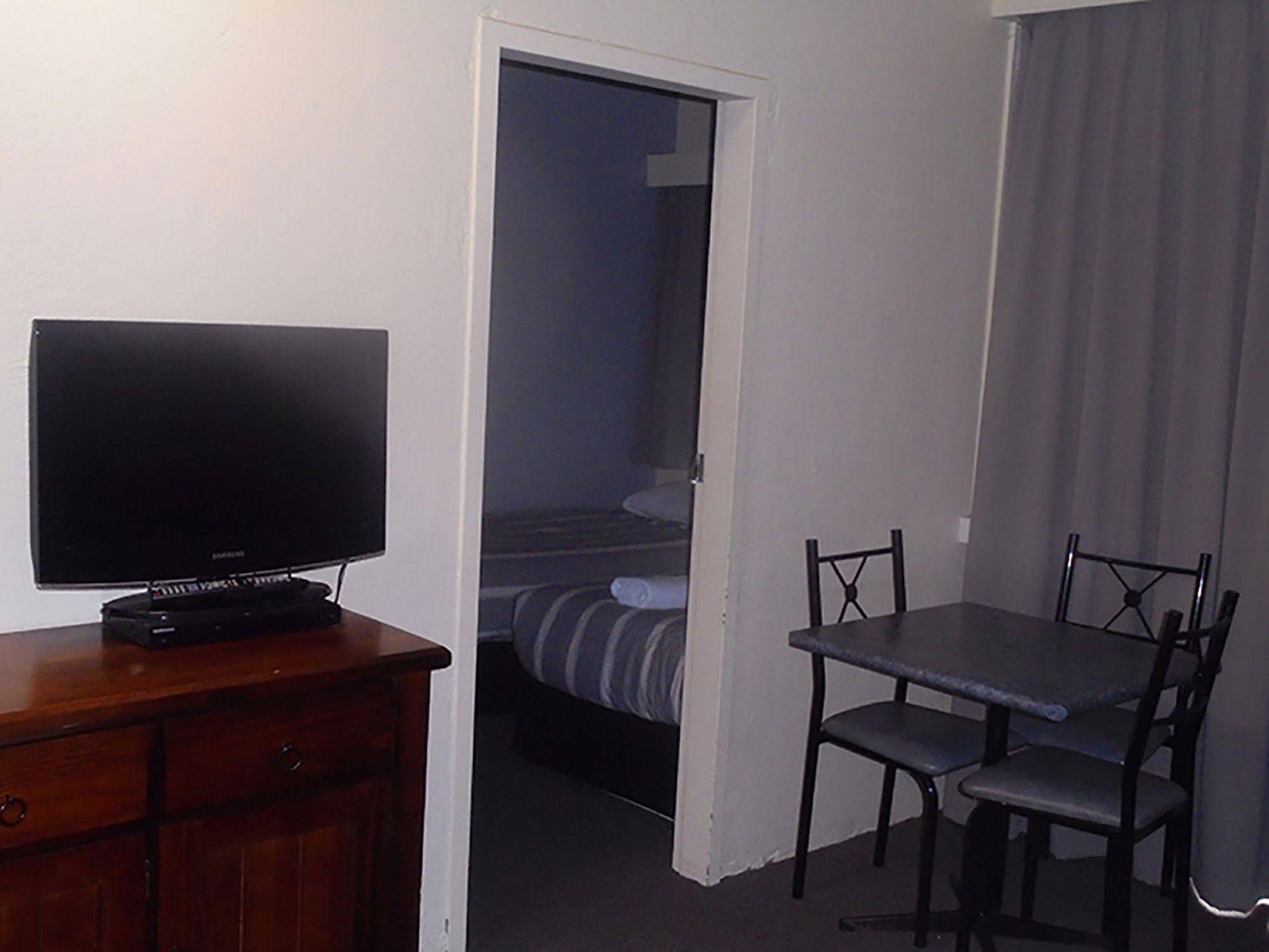 Riverbank Park Motel